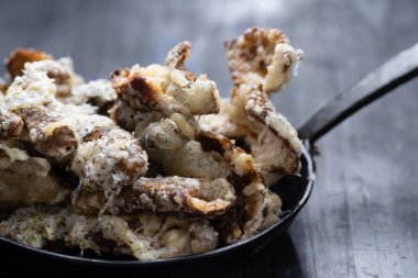 Peynirli İtalyan patatesli cipsin kapağını kapat.