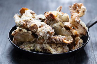 Peynirli İtalyan patatesli cipsin kapağını kapat.