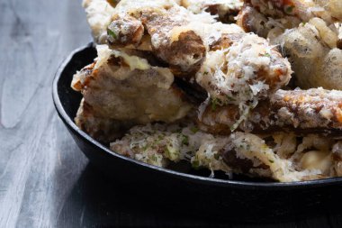 Peynirli İtalyan patatesli cipsin kapağını kapat.