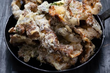 Peynirli İtalyan patatesli cipsin kapağını kapat.