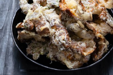 Peynirli İtalyan patatesli cipsin kapağını kapat.