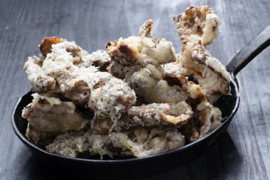 Peynirli İtalyan patatesli cipsin kapağını kapat.