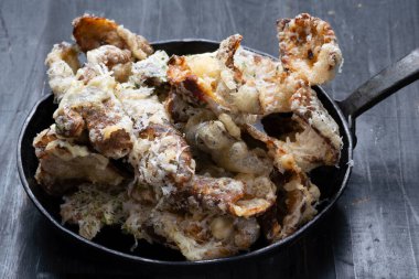 Peynirli İtalyan patatesli cipsin kapağını kapat.