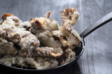 Peynirli İtalyan patatesli cipsin kapağını kapat.