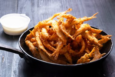 Bir tava çıtır beyaz yemle yakınlaş.