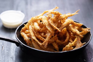 Bir tava çıtır beyaz yemle yakınlaş.