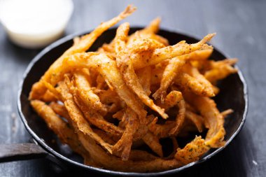 Bir tava çıtır beyaz yemle yakınlaş.