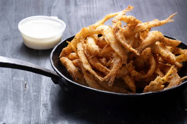 Bir tava çıtır beyaz yemle yakınlaş.