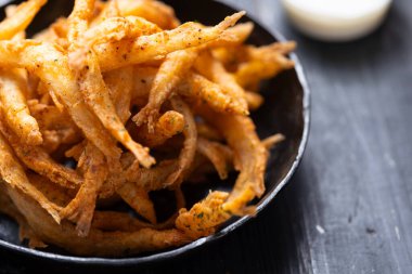 Bir tava çıtır beyaz yemle yakınlaş.