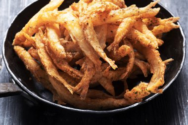 Bir tava çıtır beyaz yemle yakınlaş.