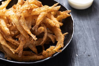 Bir tava çıtır beyaz yemle yakınlaş.