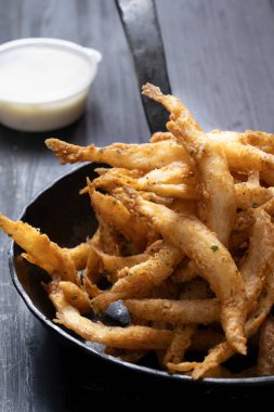 Bir tava çıtır beyaz yemle yakınlaş.