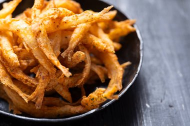 Bir tava çıtır beyaz yemle yakınlaş.