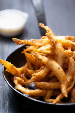 Bir tava çıtır beyaz yemle yakınlaş.