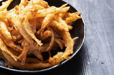 Bir tava çıtır beyaz yemle yakınlaş.