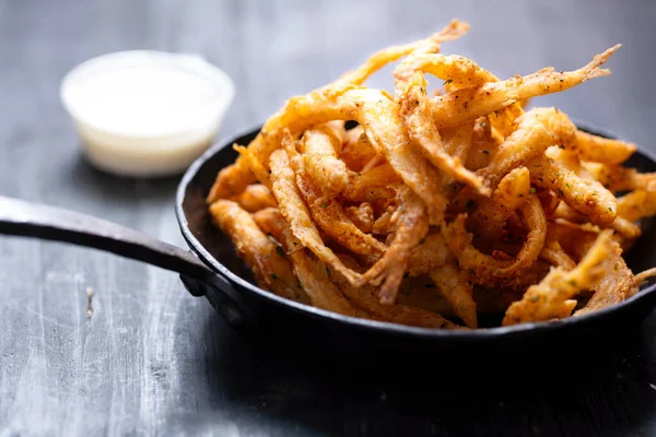 Bir tava çıtır beyaz yemle yakınlaş.