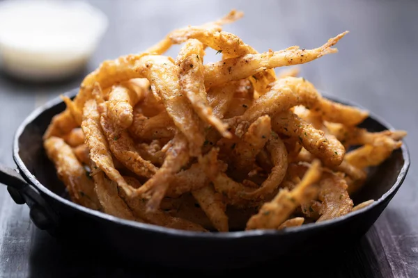 Bir tava çıtır beyaz yemle yakınlaş.