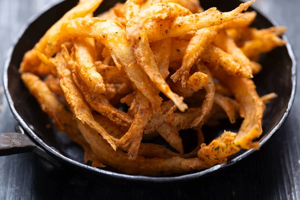 Bir tava çıtır beyaz yemle yakınlaş.