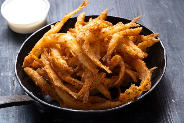 Bir tava çıtır beyaz yemle yakınlaş.