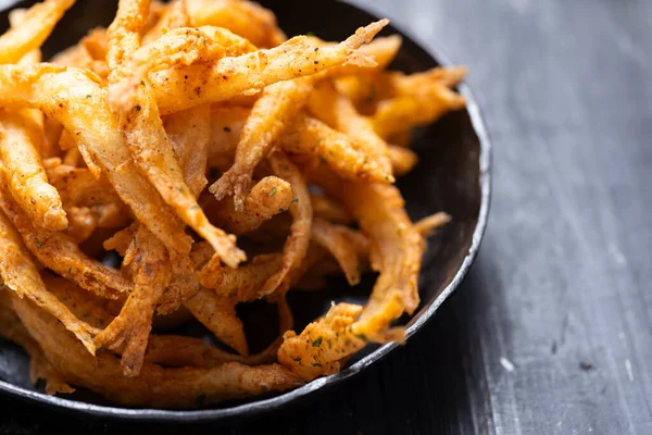 Bir tava çıtır beyaz yemle yakınlaş.