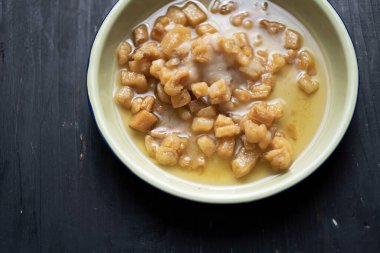 Bir kase oryantal kızarmış domuz eti, cips ve domuz yağı karışımı.