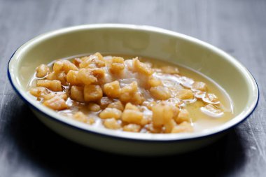 Bir kase oryantal kızarmış domuz eti, cips ve domuz yağı karışımı.