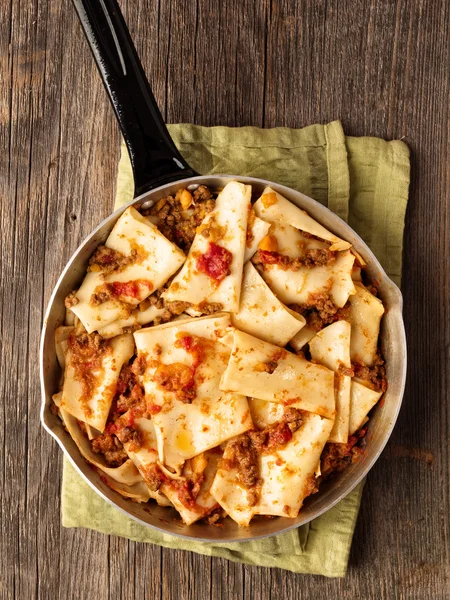 Rustik italiensk pasta i ragu sås — Stockfoto