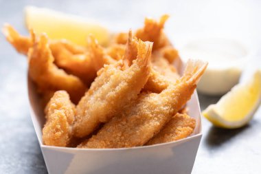 Yemek kamyonu, kelebek karidesleri.