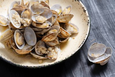 Beyaz şarap soslu, bir tabak sade vongole midye.