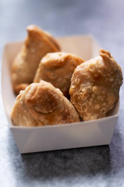 Geleneksel Hint sokak yemeği samosa yakın çekim