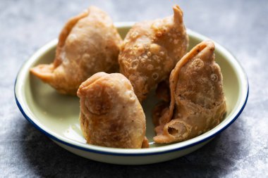 Geleneksel Hint sokak yemeği samosa yakın çekim