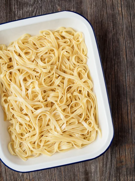 Rustik kokta italiensk fettuccine pasta — Stockfoto