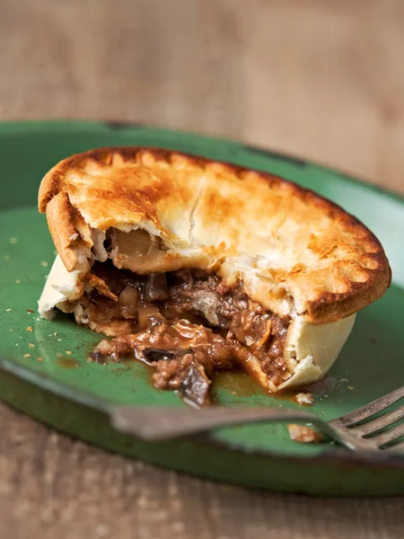 Carne rústica e torta de cogumelos — Fotografia de Stock