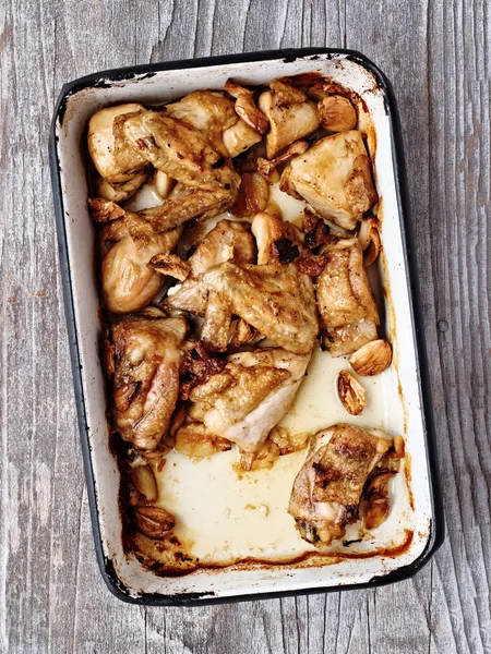 Casseruola di pollo arrosto dorato rustico — Foto Stock