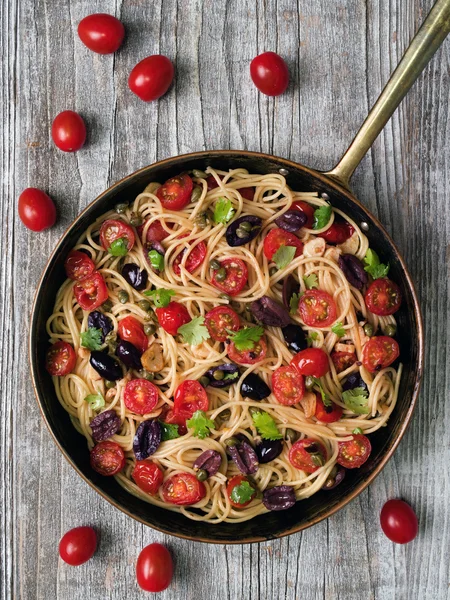 Stylové italské špagety puttanesca těstoviny — Stock fotografie