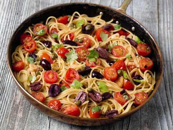 Stylové italské špagety puttanesca těstoviny — Stock fotografie