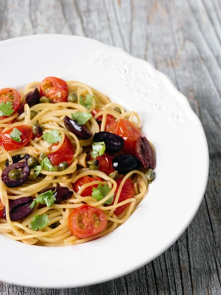 Rustieke Italiaanse spaghetti puttanesca pasta — Stockfoto
