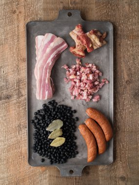 rustik Brezilyalı feijoada domuz eti ve siyah fasulye güveç madde