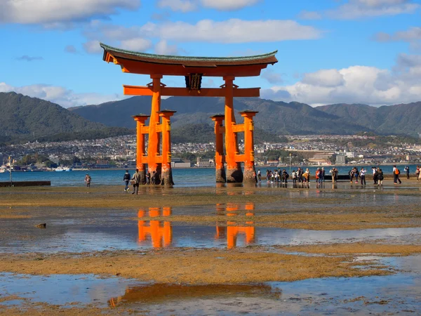 Плаваючі torri ворота в Японії при Іцукусіма — стокове фото
