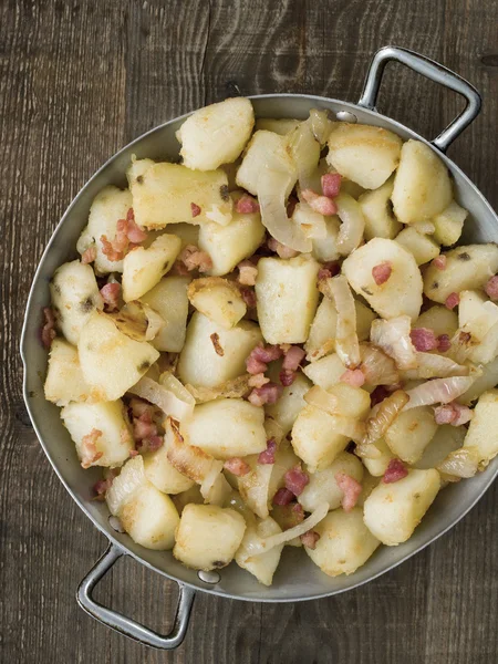 Padella rustico tedesco patate fritte bratkartoffeln — Foto Stock