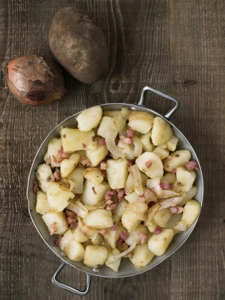 Rustieke Duitse pan gebakken aardappel bratkartoffeln — Stockfoto