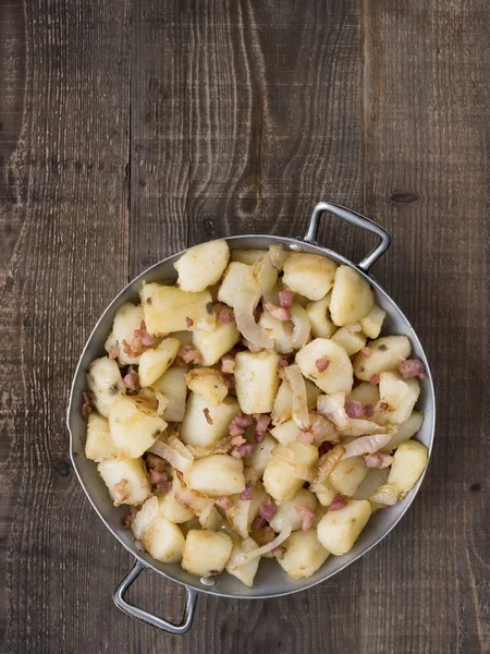 Rustykalne niemiecki pan smażone ziemniaki bratkartoffeln — Zdjęcie stockowe