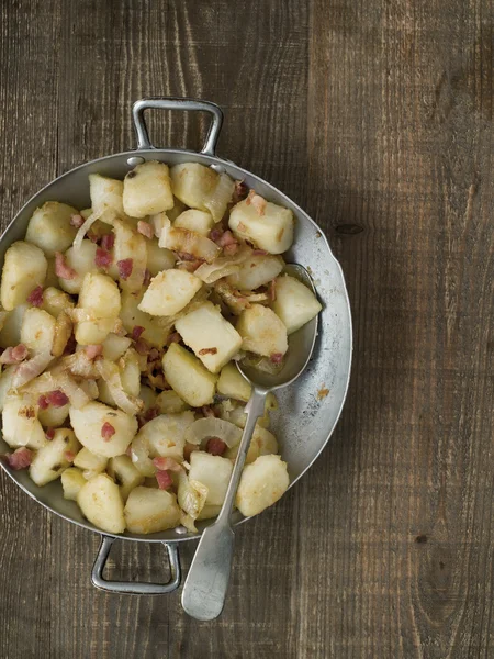 Padella rustico tedesco patate fritte bratkartoffeln — Foto Stock