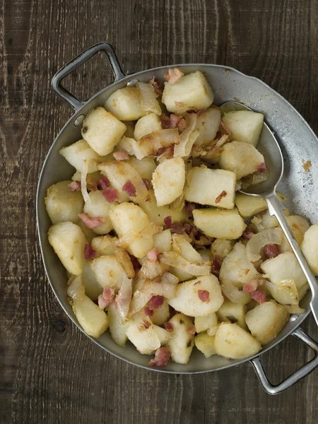 Padella rustico tedesco patate fritte bratkartoffeln — Foto Stock