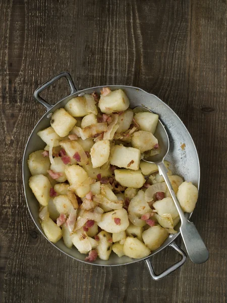 Padella rustico tedesco patate fritte bratkartoffeln — Foto Stock