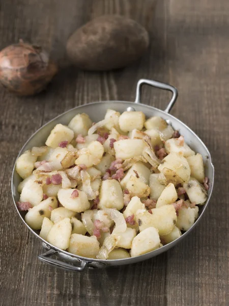 Rustikální německé pan smažené bramborové bratkartoffeln — Stock fotografie