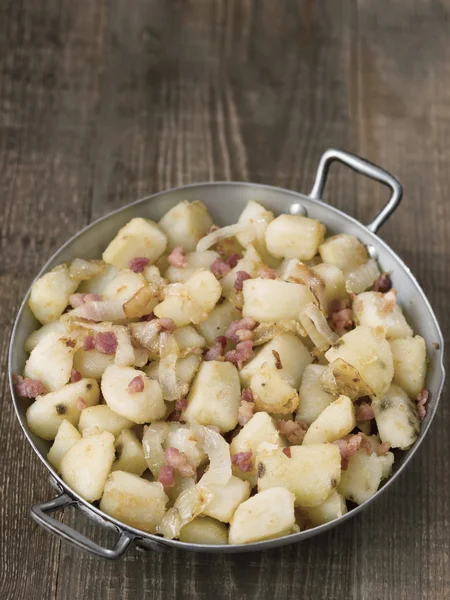 Padella rustico tedesco patate fritte bratkartoffeln — Foto Stock