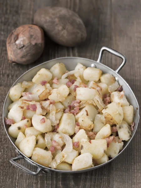 Rustieke Duitse pan gebakken aardappel bratkartoffeln — Stockfoto