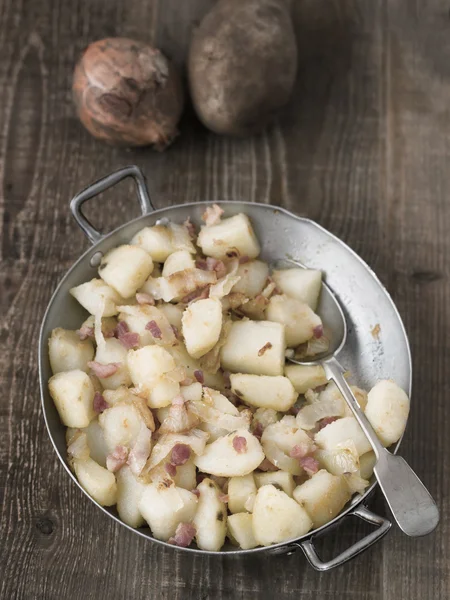 Padella rustico tedesco patate fritte bratkartoffeln — Foto Stock