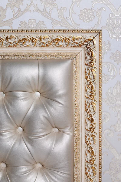 deri iç antika oymalı çerçeve içinde